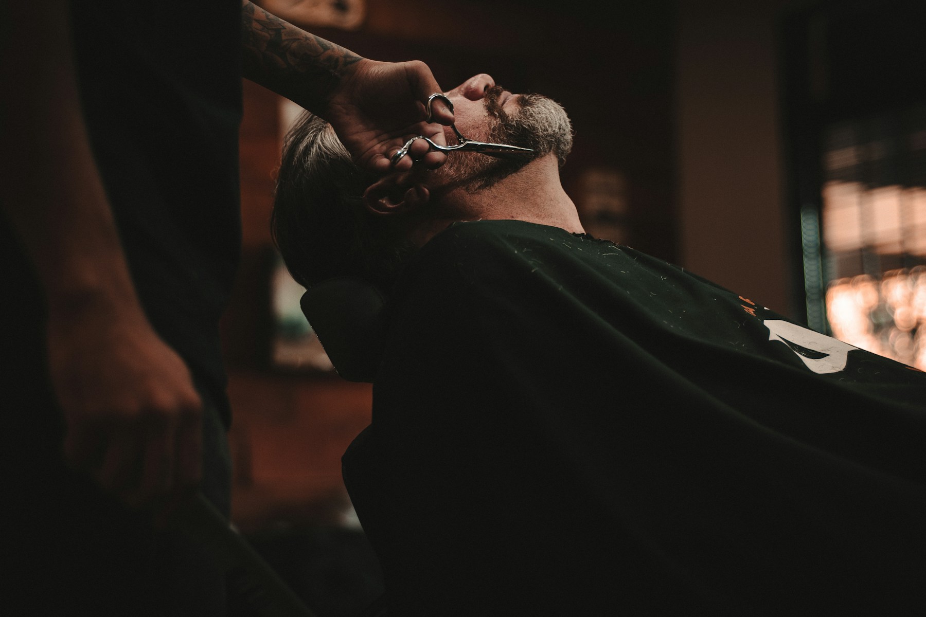 O cuidado de aparar a barba durante o ritual