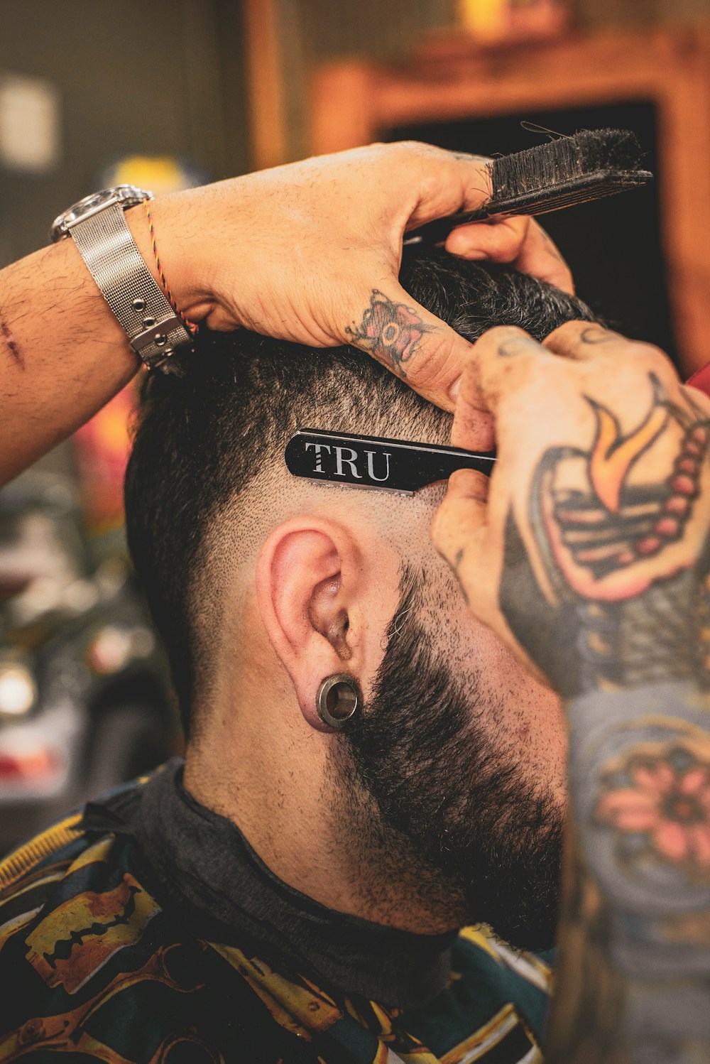 Navalha a definir com precisão o contorno de um corte